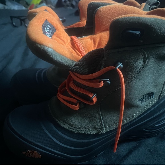 The North Face hiking boots. Heatseeker insulation and waterproof. size 7 US. - Picture 4 of 7